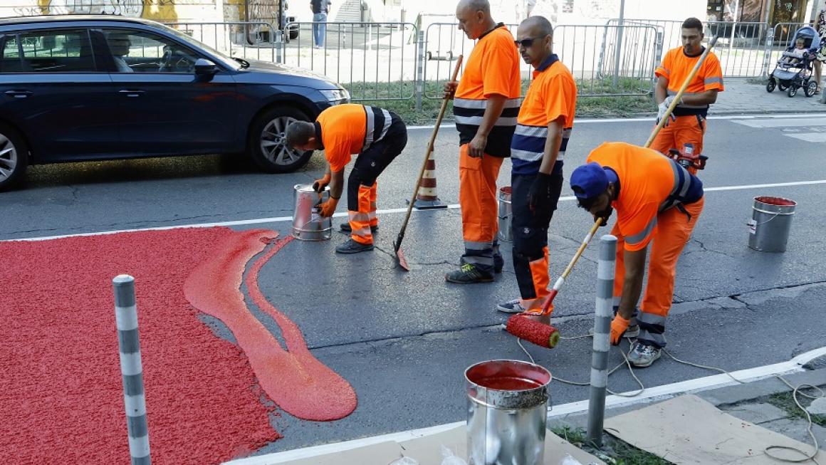 Галерия :: Снимка 1 :: Столична община поставя експериментална червена настилка (снимки)}