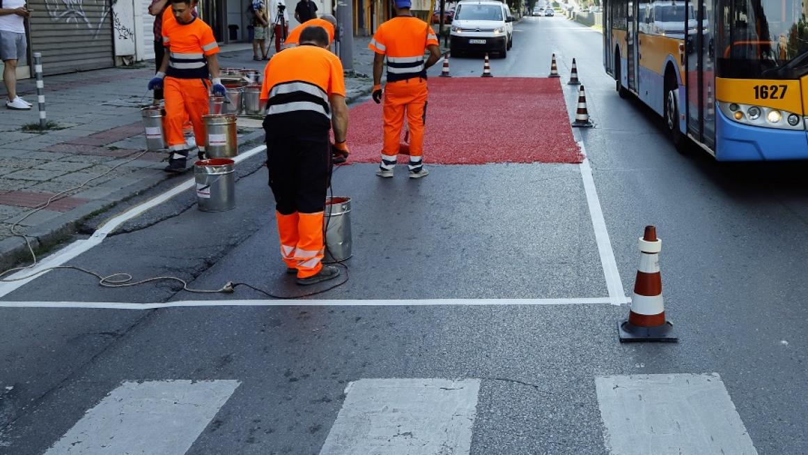 Галерия :: Снимка 2 :: Столична община поставя експериментална червена настилка (снимки)}