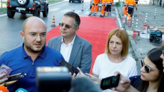 Столична община поставя експериментална червена настилка (снимки)