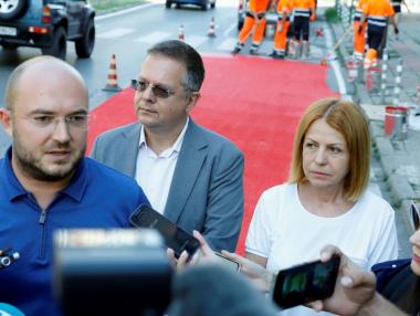 Столична община поставя експериментална червена настилка (снимки)