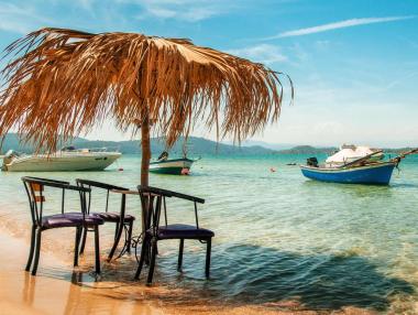 Гръцките власти с масови арести за присвояване на плажни ивици