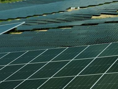 Нов рекорд за ВЕИ в България и драматичен спад при тока от въглища (графика)