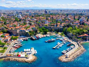 Бохемският рай, който се превърна в магнит за суперяхти