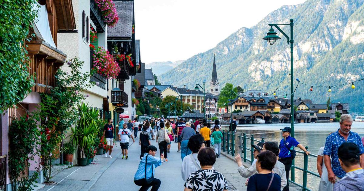 Жители на австрийския град Халщат излязоха на  протест срещу масовия