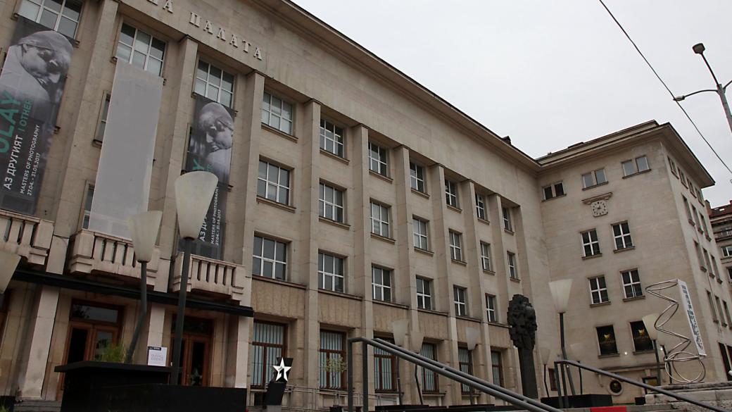 Вечерни новини: Телефонната палата в София става хотел; Банките затягат условията за заеми