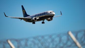 Кои са петте авиолинии с най-големи „скрити“ такси