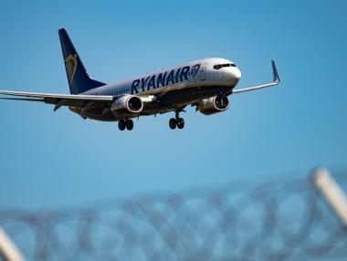 Кои са петте авиолинии с най-големи „скрити“ такси