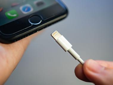 Нов iPhone, ново зарядно устройство: Как ЕС подчини Apple на своите правила