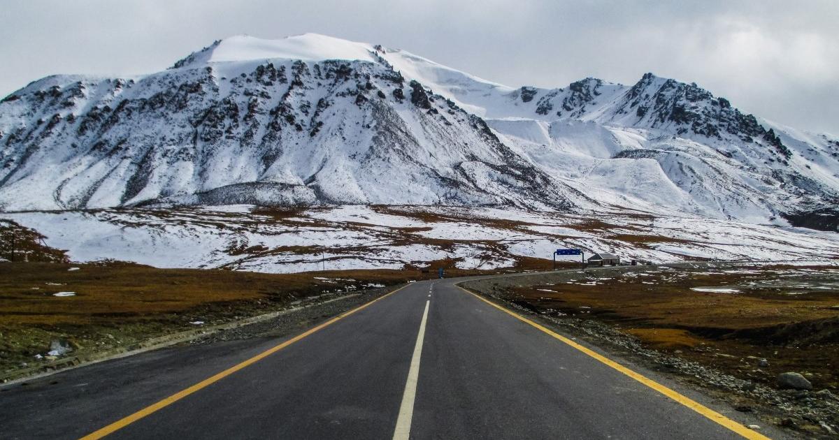 Свеж въздух, планински пейзажи със снежна покривка и ледени водопади.