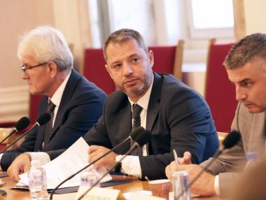 Ключовите промени в енергетиката минаха на първо четене, но предстои ремонт