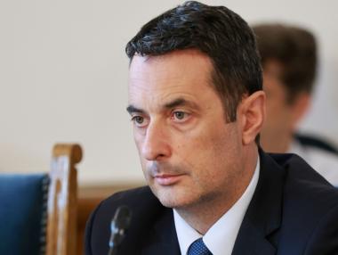 Гвоздейков търси начин да развали договорите по два жп проекта