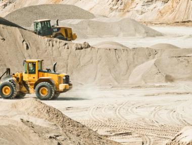 Хората извличат застрашителни количества пясък от морето