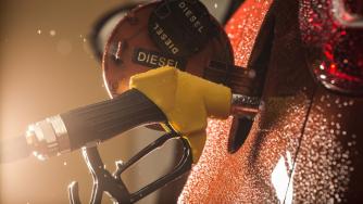 Кризата с дизеловото гориво прати цените на рекордно ниво