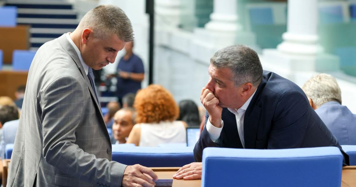 В почти празна зала, но с разгорещен дебат премина първото