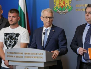 След преговори с „терористи“: Денков отстъпи пред зърнопроизводителите