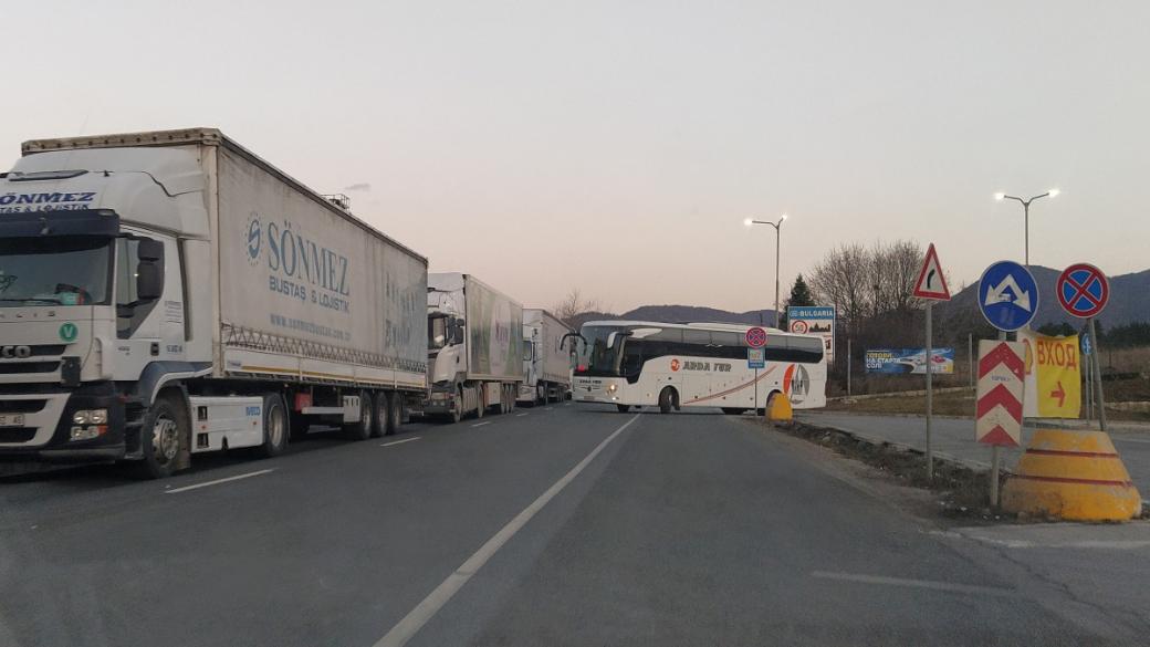 Кабинетът одобри задължителното връщане на камионите в България