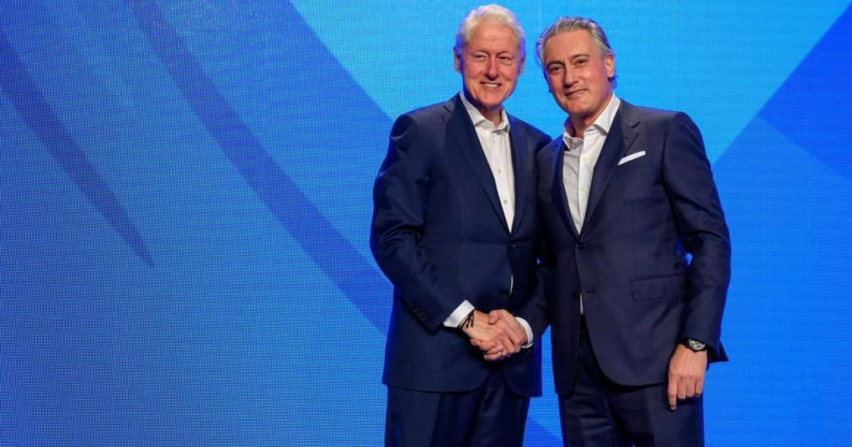 Собствениците на българската компания Хювефарма“ Кирил и Георги Домусчиеви, ще