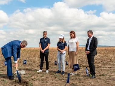 Новините от седмицата: Нов ВЕИ парк край Ямбол; Еврозоната е далеч; Рокади в НКЖИ