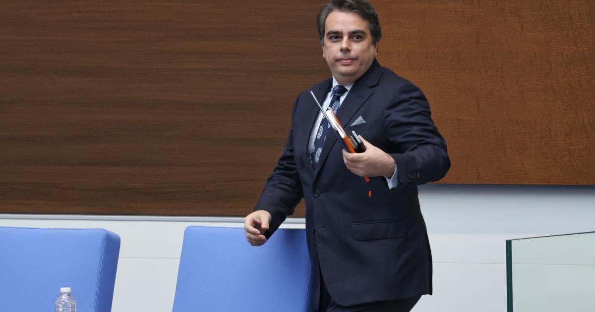 Финансовият министър Асен Василев е склонен да запази ДДС за