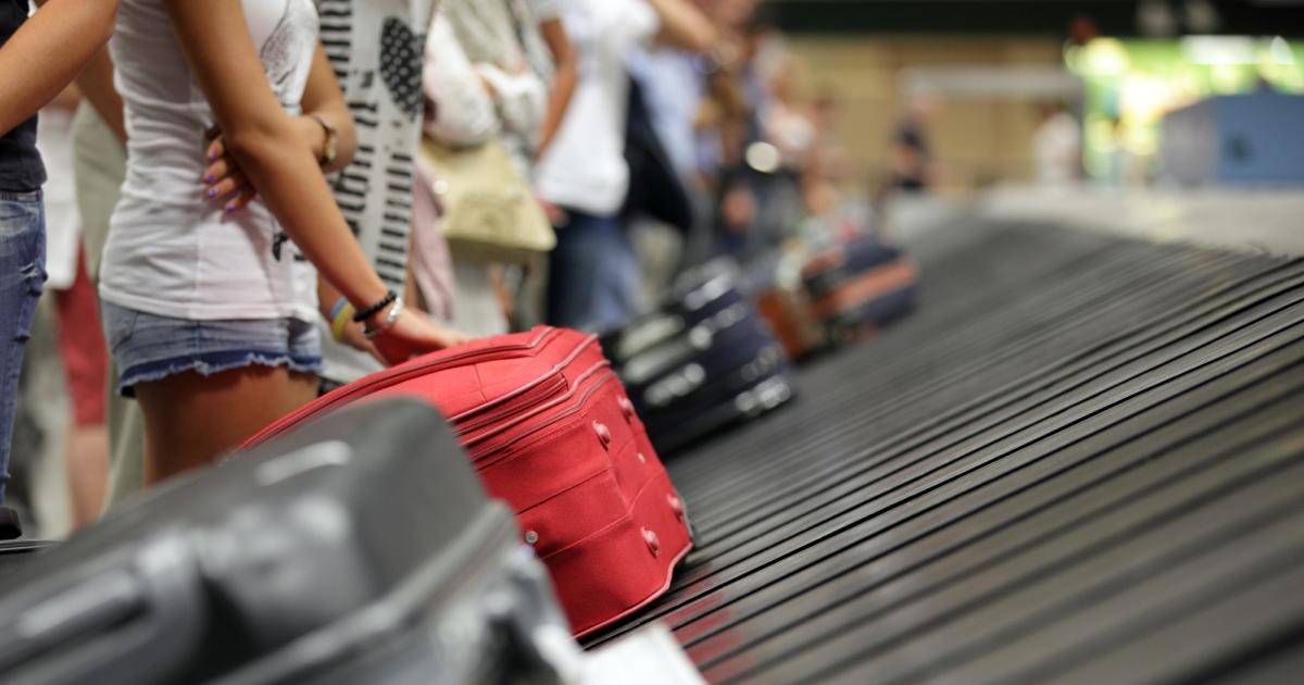 Таксите за ръчен багаж в самолета може скоро да останат