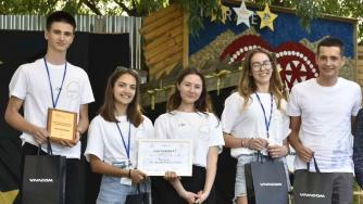 Български ученици изобретиха калъф за телефон с вградени соларни панели