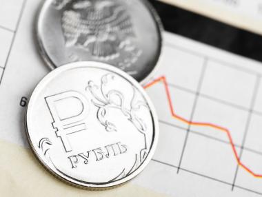 Рублата отново потъна до 100 за долар