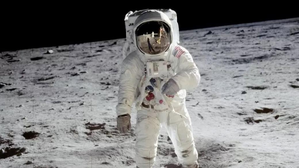 Астронавтът носи Prada: Модният бранд ще прави иновативни костюми за НАСА