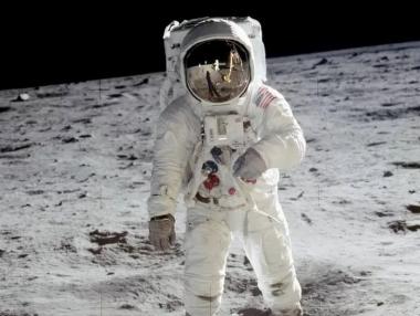 Астронавтът носи Prada: Модният бранд ще прави иновативни костюми за НАСА