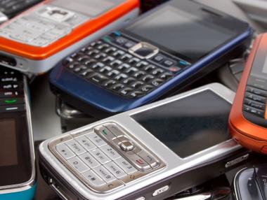 ЕК препоръчва финансови стимули за връщането на стари телефони