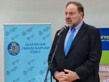 Стъпка по стъпка: Българинът, който оглави Световната дентална федерация