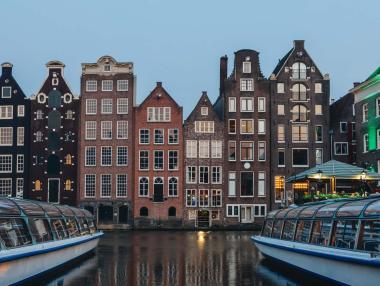 „Това е лудост“: Държавните регулации изстреляха в космоса наемите в Амстердам