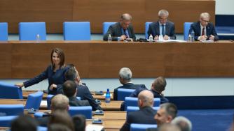 Кабинетът „Денков“ оцеля във вота на недоверие