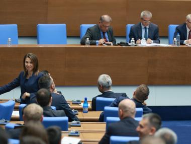 Кабинетът „Денков“ оцеля във вота на недоверие