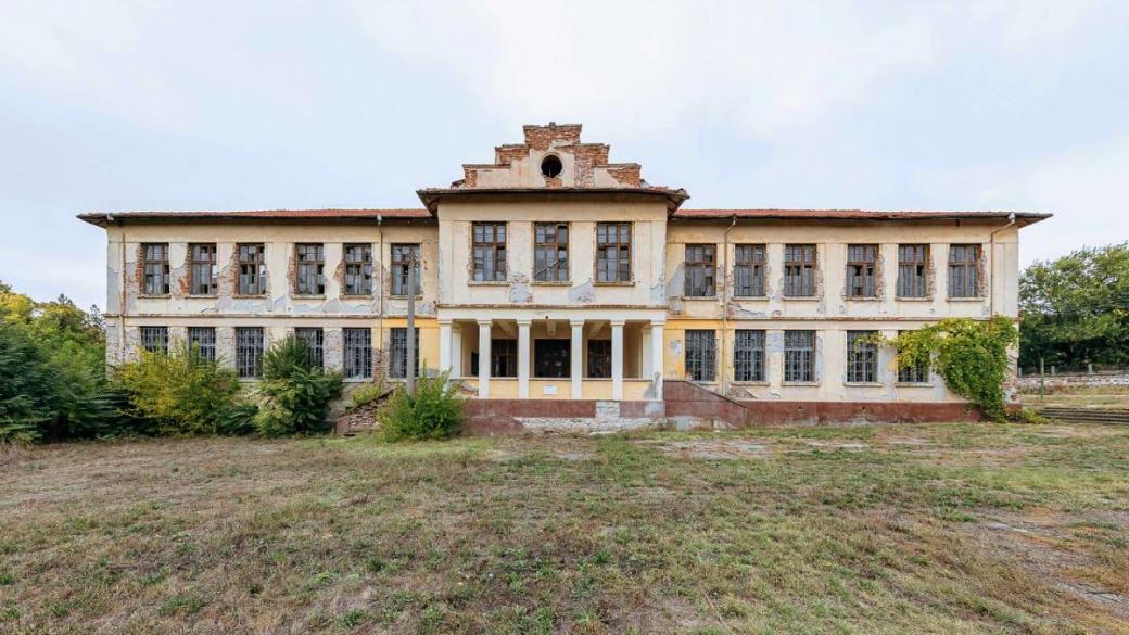 „От мрак към светлина”: Архитекти искат да върнат към живот изоставени български училища