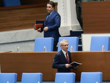 Вечерни новини: МФ очаква български компромис за еврозоната; „Лукойл“ продава рафинерията в Бургас