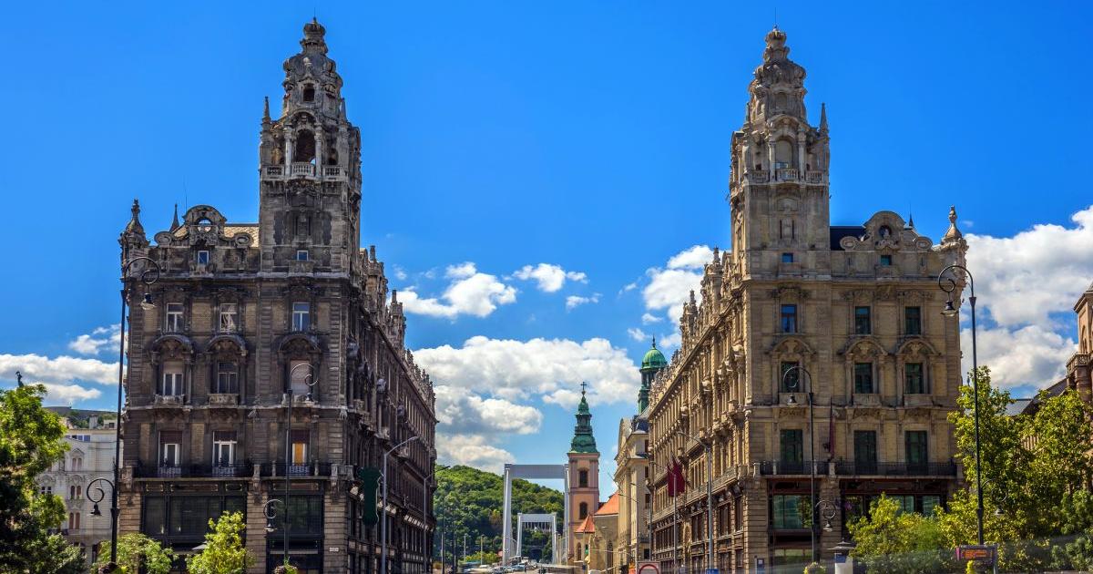 Повече от 120 години дворецът Матилд се издига над моста