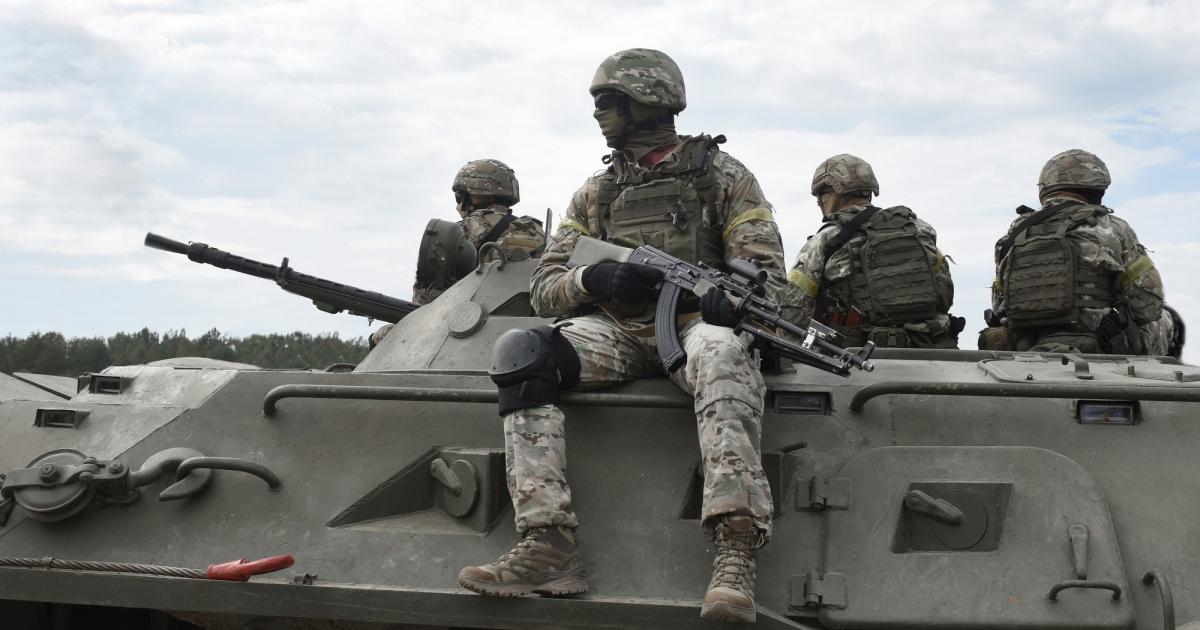 Стотици автомати Калашников“ са наредени в строен ред на земята,