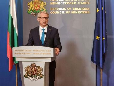 Денков не знае колко данъци дължи „Лукойл“ на България