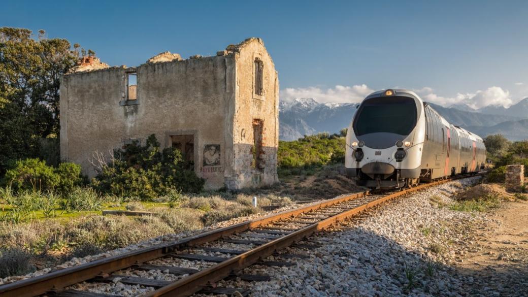 „Малкият влак“ на Корсика: Пътешествие на релси из острова (снимки)