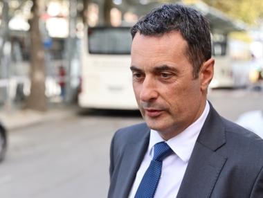 Гвоздейков държи да останат лепенките по предните стъкла на колите