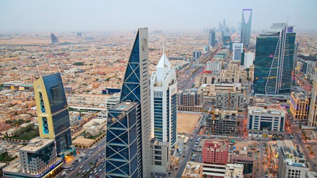 Свиването на нефтения добив потопи икономиката на Саудитска Арабия