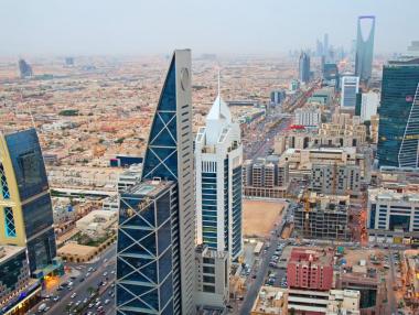 Свиването на нефтения добив потопи икономиката на Саудитска Арабия