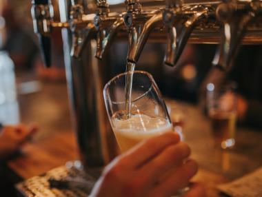 „По-скъпа бира в пикови часове“: Защо ресторанти и онлайн търговци вдигат цените?