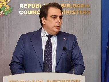 Асен Василев прехвърли топката за данъчните промени на депутатите