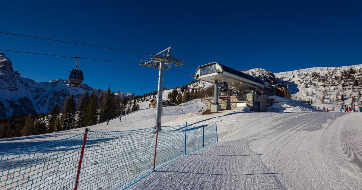 Прекрасни гледки, дълги планински склонове, самотни върхове и покрито със