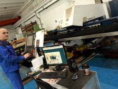 За първи път средната работна заплата в България мина 2000 лв.