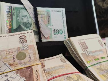 Вечерни новини: Заплатата в България мина 2000 лв.; Лихвените разходи скачат четворно