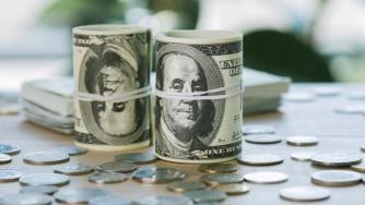 Доларът отчита най-голямата си еднодневна загуба от година насам