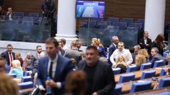 ГЕРБ и ДПС не подкрепиха кабинета, но той все пак (засега) оцеля