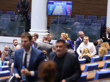 ГЕРБ и ДПС не подкрепиха кабинета, но той все пак (засега) оцеля